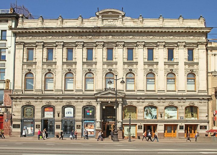 La facciata della galleria Passage sulla Prospettiva Nevskij