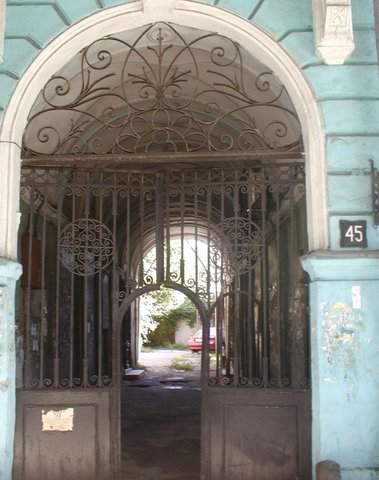 Il portone d'ingresso della casa d'affitto Perosio
